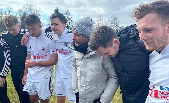 Thomas Wirth im Kreise seiner Spieler nach dem Sieg in Heiligenstadt (Foto: B.Harbauer) Thomas Wirth im Kreise seiner Spieler nach dem Sieg in Heiligenstadt (Foto: B.Harbauer)
