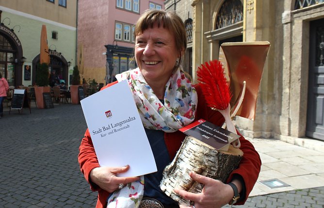 So sehen Sieger aus: Anja Wurschi freut sich über Kehrschaufel und Eimer aus Edelmetall (Foto: oas) So sehen Sieger aus: Anja Wurschi freut sich über Kehrschaufel und Eimer aus Edelmetall (Foto: oas)