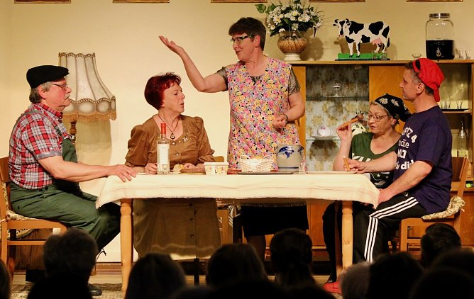 Am Tisch des Milchbauern geht es hoch her (v.l.n.r.: Roland Appel, Elke Hopp, Ute Bauernfeind, Annett Wei&szlig; und Torsten Hoyer) (Foto: Eva Maria Wiegand)