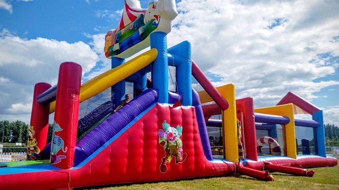 Hüpfburgenpark in Mühlhausen (Foto: Wagner) Hüpfburgenpark in Mühlhausen (Foto: Wagner)