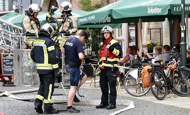 Stadtbrandmeister Steven Dierbach (re.) trainierte mit seinen M&auml;nnern  (Foto: Eva Maria Wiegand)