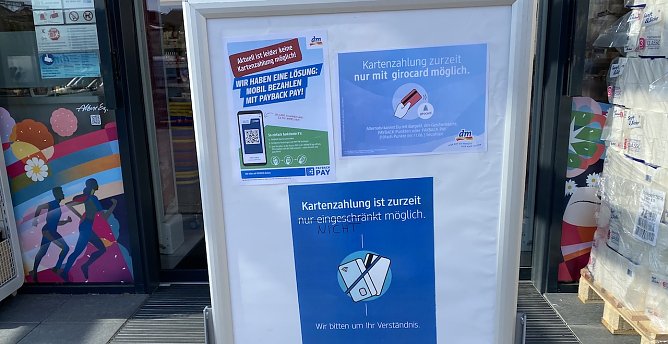 Warntafel gestern vor dem DM-Markt in Bad Langensalza (Foto: oas) Warntafel gestern vor dem DM-Markt in Bad Langensalza (Foto: oas)