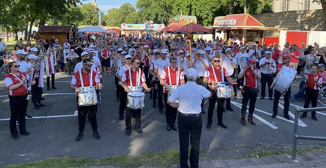 Auch der Bad langensalzaer Spielmannszug und das Thamsbr&uuml;cker Tambourcorps sind beim Umzug vertreten (Foto: oas)