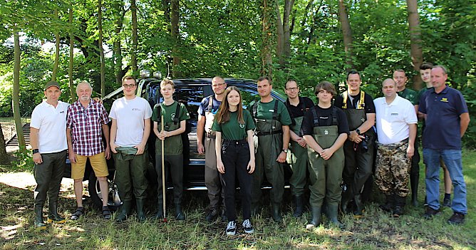 Der Bad Langensalzaer Fischereiverein kurz vor dem Rennen. Ohne ihren schwei&szlig;treibenden Einsatz w&auml;ren viele Enten kaum ins Ziel gelangt. (Foto: oas)