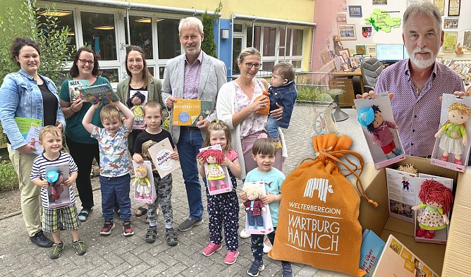 Materialkoffer für Kitas eingetroffen (Foto: Landratsamt) Materialkoffer für Kitas eingetroffen (Foto: Landratsamt)