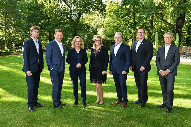 VCD-Vorstand Matthias Kurzeck, Vorstandsvorsitzender der Deutsche Bahn AG Dr. Richard Lutz, Bundesministerin f&uuml;r Umwelt, Steffi Lemke, Gesch&auml;ftsstellenleiterin des Welterberegion Wartburg Hainich e.V. Anne-Katrin Ibarra Wong,� stellertretender Leiter des Nationalpark Hainich R&uuml;diger Biehl, NABU-Pr&auml;sident J&ouml;rg-Andreas Kr&uuml;ger und BUND-Vorsitzender Olaf Bandt (Foto: Fahrtziel Natur)