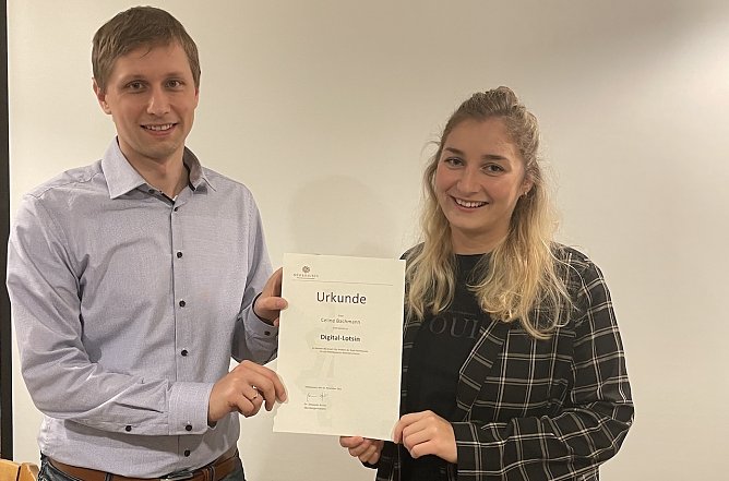 Celine Bachmann erh&auml;lt ihre Ernennungsurkunde (Foto: Stadtverwaltung M&uuml;hlhausen)