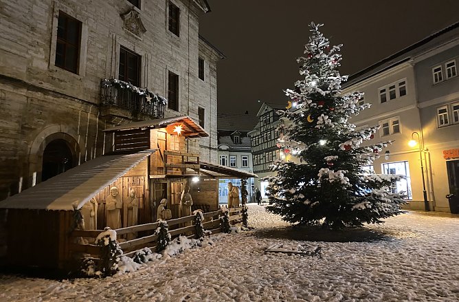 Baum und Krippe stehen und die Altstadt pr&auml;sentiert sich festlich geschm&uuml;ckt (Foto: oas)