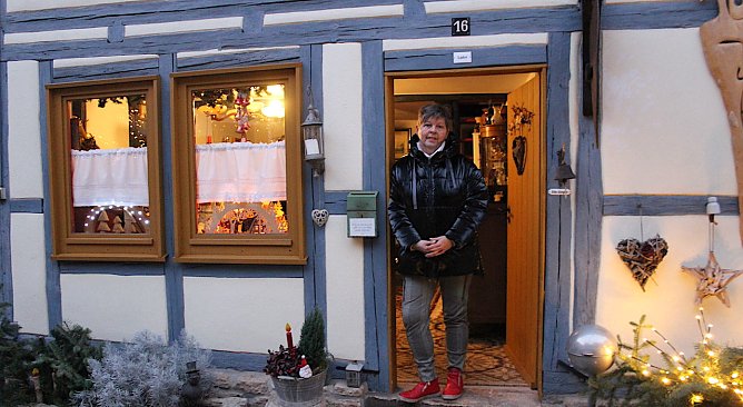 Petra Pistor vor ihrer Ladentür im rustikalen Fachwerkhof (Foto: oas) Petra Pistor vor ihrer Ladentür im rustikalen Fachwerkhof (Foto: oas)