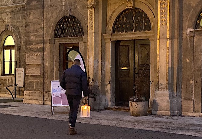 Friedenslicht-Transport ist Chefsache - der B&uuml;rgermeister bei der Arbeit (Foto: oas)