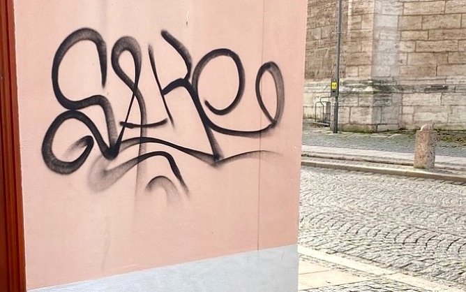 Graffiti-Schmiererei in der N&auml;he der Marktkirche (Foto: Polizei)