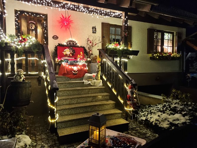 Weihnachtlich geschm&uuml;cktes Haus in Hachelbich (Foto: Dieter und Petra Hartung)