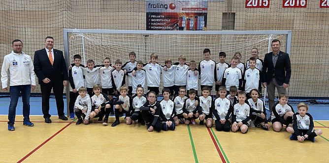 &Uuml;bergabe der Anz&uuml;ge mit den VR-Vorst&auml;nden in der Salza-Halle (Foto: FSV Preu&szlig;en)