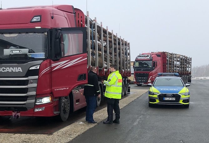 &Uuml;berladene polnische Holztransporter auf der A4 (Foto: Autobahnpolizei)
