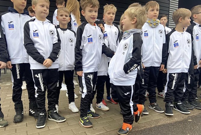 Die Preu&szlig;en-Kids besuchten ihren Sponsor, das M&ouml;belhaus Knappstein (Foto: B.Harbauer)