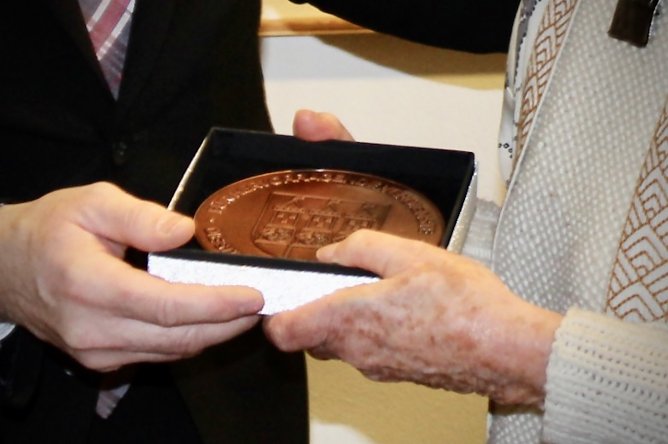 Ehrenplakette der Stadt Bad Frankenhausen (Foto: Eva Maria Wiegand) Ehrenplakette der Stadt Bad Frankenhausen (Foto: Eva Maria Wiegand)