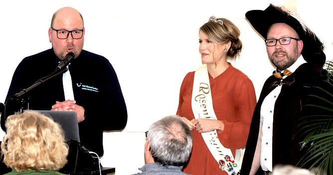 Veranstalter Christian K&ouml;nig und Martin Braun, unterst&uuml;tzt von der Rosenk&ouml;nigin, begr&uuml;&szlig;en Ihre G&auml;ste im  Bad Langensalzaer Schl&ouml;sschen (Foto: Eva Maria Wiegand)