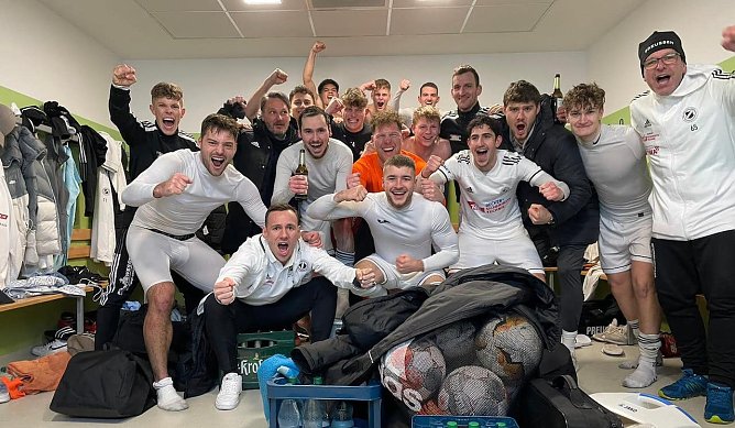 Siegerfoto aus der Kabine nach dem Spiel (Foto: FSV Preussen)