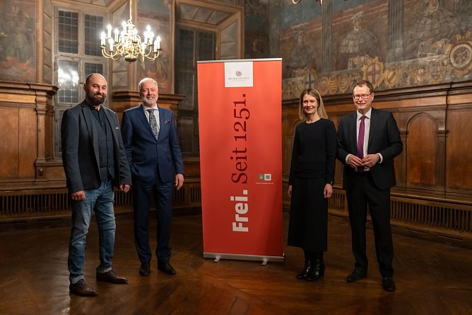 Christian K&uuml;mpel (Stadtmarketing), Stadtarchivar Dr. Helge Wittmann, Ann-Kristin Zabel-Fr&ouml;hlich (Leiterin Fachbereich Wirtschaft und Soziales) und Oberb&uuml;rgermeister Dr. Johannes Bruns stellten die neue Markenstrategie im Historischen M&uuml;hlh&auml;user Rathaus vor (v.l.). (Foto: Christian Habel/Pixo, Stadt M&uuml;hlhausen)