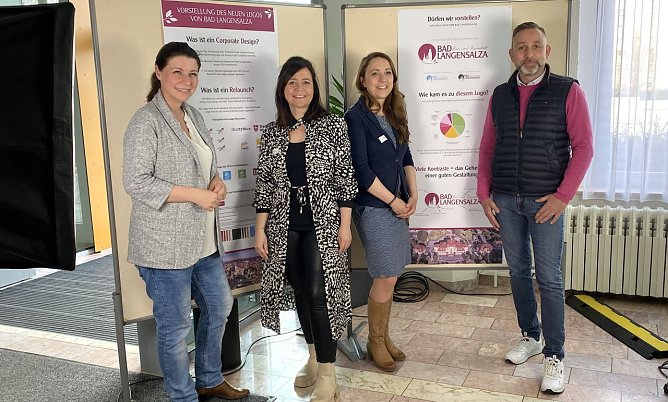 Annett Standard und Julia &Uuml;berhagen von der KTL sowie Citymanagerin Sandra Czerniak und B&uuml;rgermeister Matthias Reinz pr&auml;sentierten das &uuml;berarbeitete Logo der Stadt Bad Langensalza   (Foto: oas)