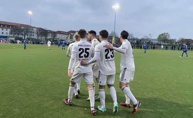 Preu&szlig;en-Spieler gratulieren Martin Fi&szlig;, der mit seinen Toren die Partie entschied (Foto: FSV Preu&szlig;en)