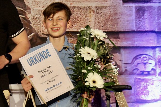 Niklas Dorsch vom Arterner Turnverein gewinnt den 1. Platz in der Kategorie Einzelsportler 2020/2022 (Foto: Eva Maria Wiegand)