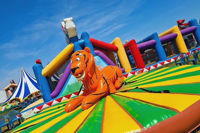 Auch die Tiger-H&uuml;pfburg wird in M&uuml;hlhausen zu bespringen sein (Foto: Wagner Medienkommunikation )