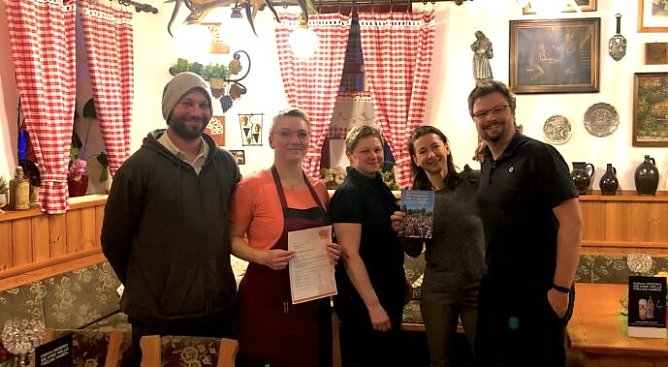 Der Vorstand der Bad Langensalzaer G&auml;stef&uuml;hrer-Zunft &uuml;bergibt die Mitgleidsurkunde an die Familie Anton (Foto: P.Kosiol)