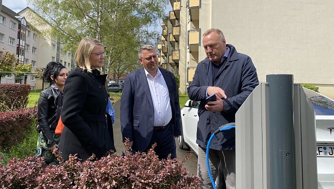 Thorsten Jahn (r.) erl&auml;utert die neuen Ladestationen in der B&ouml;hmenstra&szlig;e (Foto: oas)