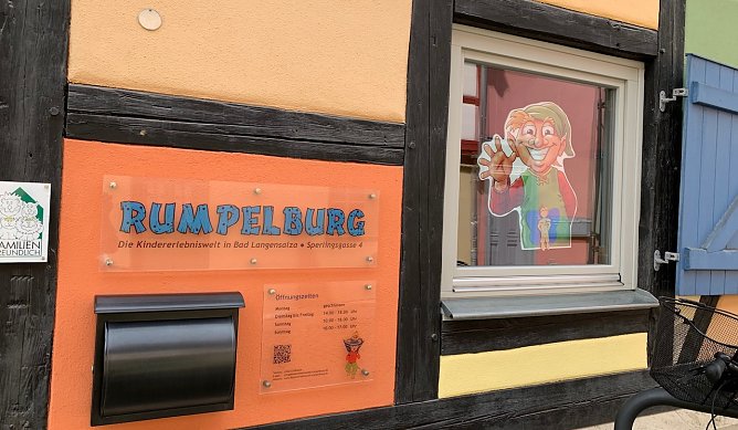 Am Fenster begr&uuml;&szlig;t Puck, der Rosentroll, die Besucher (Foto: Eva Maria Wiegand)