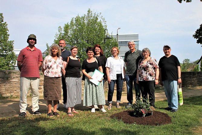 Die G&auml;stef&uuml;hrer in Bad Langensalza gedachten der verstorbenen Gisela M&uuml;nch mit einer Rose (Foto: Markus Fromm)