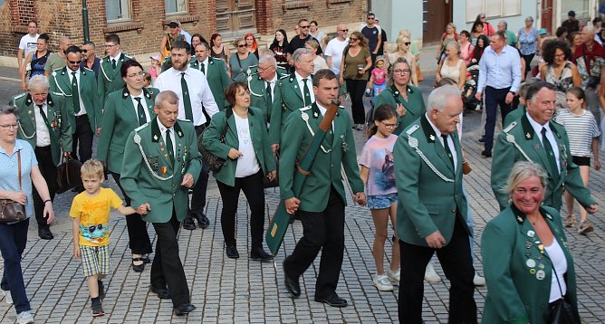 Einzug der Sch&uuml;tzenvereine am heutigen Nachmittag zum Auftakt des Brunnenfestes (Foto: Eva Maria Wiegand)