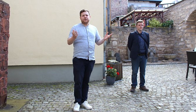 Stefan Schuchardt (l.) und Dr. Robert Knechtel begrüßen die Gäste der Ausstellung (Foto: oas) Stefan Schuchardt (l.) und Dr. Robert Knechtel begrüßen die Gäste der Ausstellung (Foto: oas)