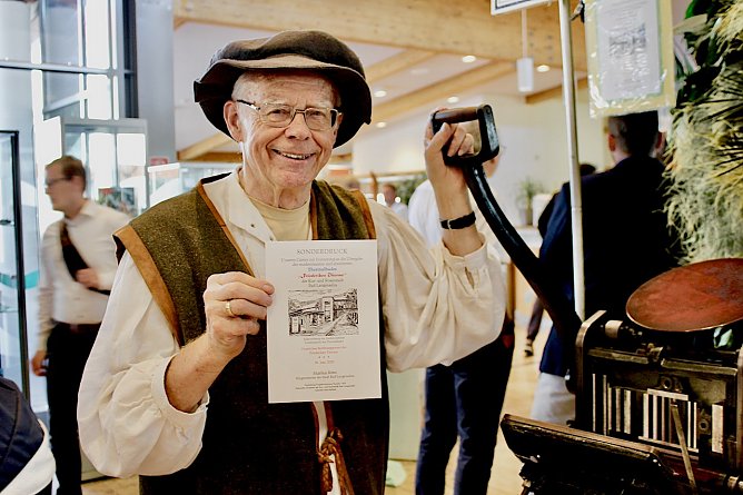 Manfred Lippert druckte f&uuml;r die Neuer&ouml;ffnung der Friederiken Therme, mit seiner historischen Druckmaschine, einen Sonderdruck f&uuml;r die G&auml;ste (Foto: Eva Maria Wiegand)
