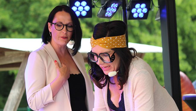 Julia Riese und Anja H&auml;&szlig;ler er&ouml;ffneten den Abend mit einem Sketch aus dem B&uuml;roleben im fr&uuml;hen dritten Jahrtausend  (Foto: Eva Maria Wiegand)