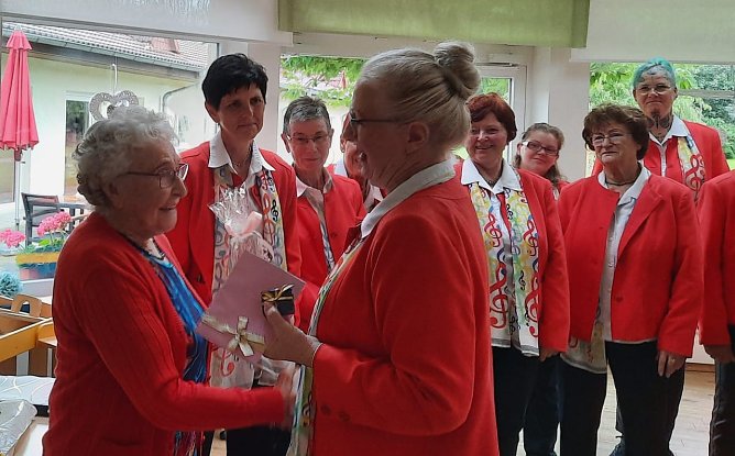 Erika Schirmer freud sich &uuml;ber die Gratulation zu ihrem 97. Geburtstag vom Frankenh&auml;user Frauenchor (Foto: K. Milde)