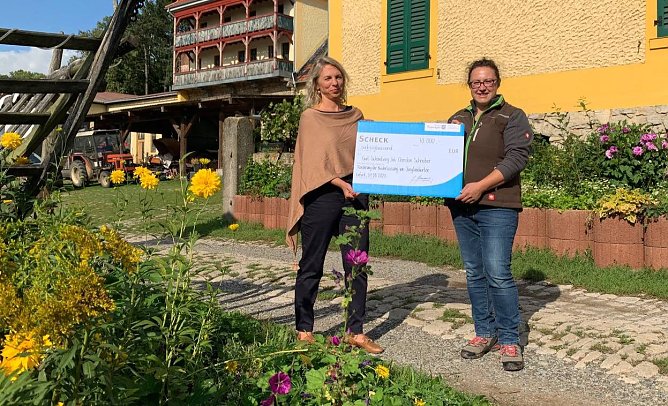 Bescheid- f&uuml;r die junge Landwirtin auf Gut Schoenberg D.Santana (Foto:  Th&uuml;ringer Ministerium f&uuml;r Infrastruktur und Landwirtschaft)