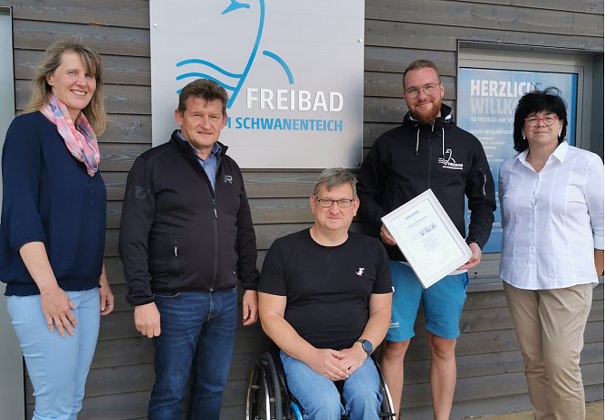 Übergabe des Zertifikats zur Barrierefreiheit im Freibad (Foto: Stadtverwaltung Mühlhausen) Übergabe des Zertifikats zur Barrierefreiheit im Freibad (Foto: Stadtverwaltung Mühlhausen)