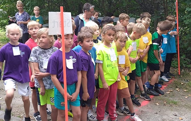 Crosslauf im Badewäldchen mit 500 Kindern (Foto: M.Fromm) Crosslauf im Badewäldchen mit 500 Kindern (Foto: M.Fromm)
