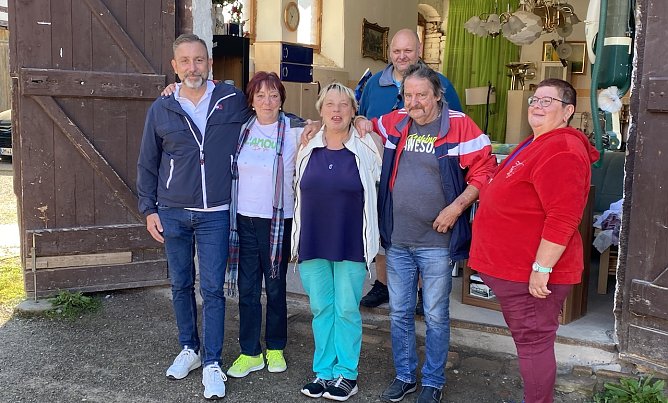 Diana Gr&auml;fe (links neben B&uuml;rgermeister Reinz) mit Ingeborg Roth, Silke Laemmel und Bernd Ro&szlig;mann (Foto: oas)