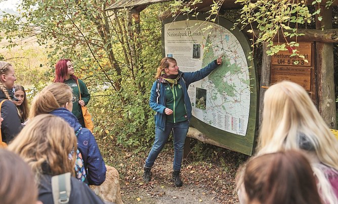 Commerzbank-Umweltpraktikantinnen und -praktikanten sind viel drau&szlig;en unterwegs und zeigen Sch&uuml;lerinnen und Sch&uuml;lern den Nationalpark Hainich.  (Foto: Tino Sieland)