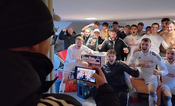 Nach dem f&uuml;nften Heimsieg in Folge machte auch der Pr&auml;sident Benno Harbauer ein Siegerfoto von seiner Truppe (Foto: M.Fromm)