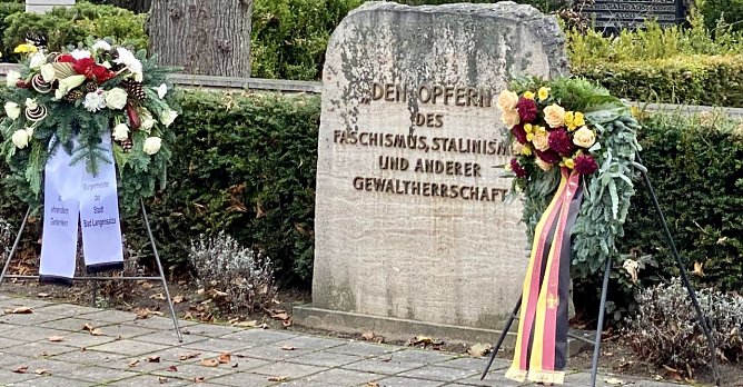 Kranzniederlegung  vor zwei Jahren am st&auml;dtischen Denkmal  (Foto: uhz Archiv)
