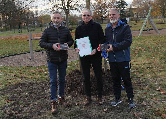 v.l.: Herr B&uuml;rgermeister Matthias Reinz, Herr Dipl.-Ing.Jens Kopp, Gesch&auml;ftsf&uuml;hrer der Hufeland Klinikum GmbH und Herr Landrat Harald Zanker bei der offiziellen &Uuml;bergabe der neu gepflanzten Winterlinden (Foto: Landratsamt UHK)