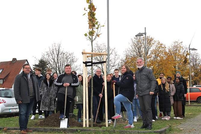 Klinikum pflanzt Bäume für das 25-jährige Bestehen des Berufsschulcampus (Foto: Landratsamt UHK) Klinikum pflanzt Bäume für das 25-jährige Bestehen des Berufsschulcampus (Foto: Landratsamt UHK)
