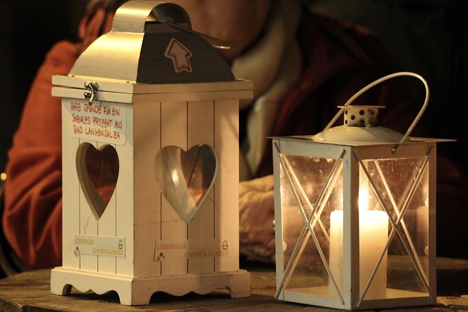 Lebendiger Adventskalender in Bad Langensalza mit Friedenslicht und Spendendose (Foto: Eva Maria Wiegand)