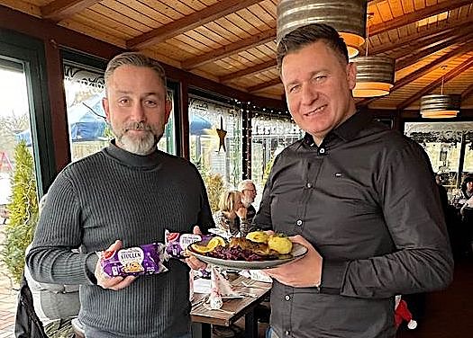 B&uuml;rgermeister Matthias Reinz mit Toni Hyseni, der allj&auml;hrlich ein 3-G&auml;nge-Men&uuml; f&uuml;r Bed&uuml;rftige ausrichtet  (Foto: privat)