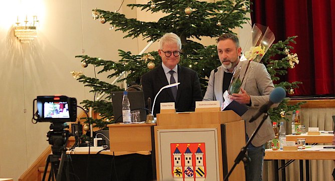In weihnachtlicher Atmosph&auml;re &uuml;berreichte B&uuml;rgermeister Reinz seinem 1. Beigeordneten und Urgestein des Bad Langensalzaer Stadtrats, Volker P&ouml;hler, Blumen zu dessen 70. Geburtstag  (Foto: oas)