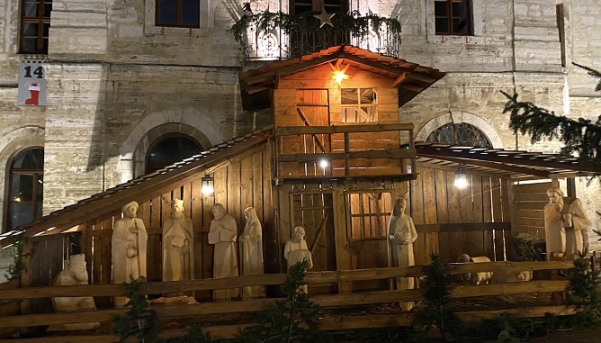 Weihnachtskrippe vor dem Rathaus in bad Langensalza (Foto: oas) Weihnachtskrippe vor dem Rathaus in bad Langensalza (Foto: oas)