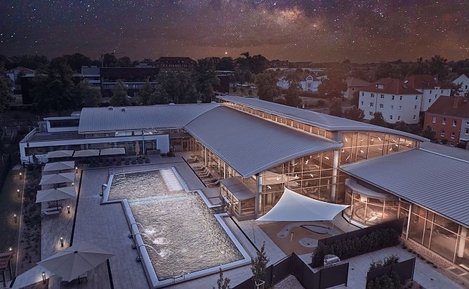 Die Friederiken Therme Bad Langensalza bei Nacht (Foto: &copy; Tino Sieland)